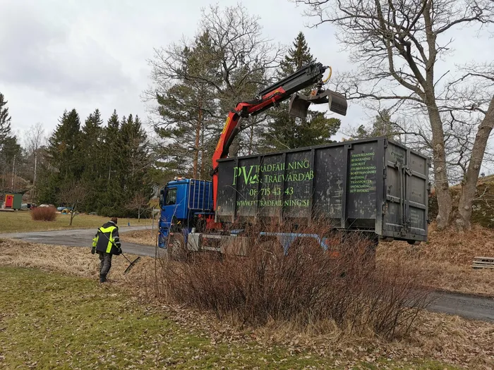 Hög med ris och grenar redo för bortforsling
